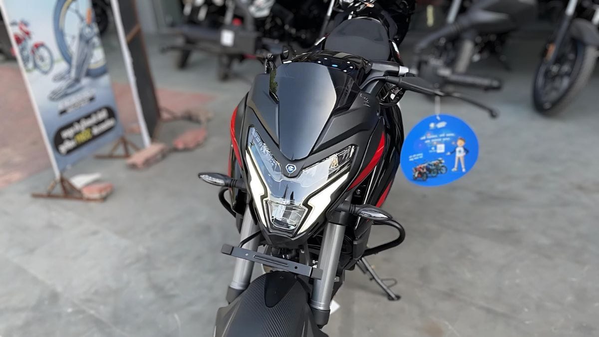 Bajaj Pulsar NS200 की बाइक सिर्फ दौड़ती नहीं दिल भी जीतती है! जबरदस्त परफॉर्मेंस से