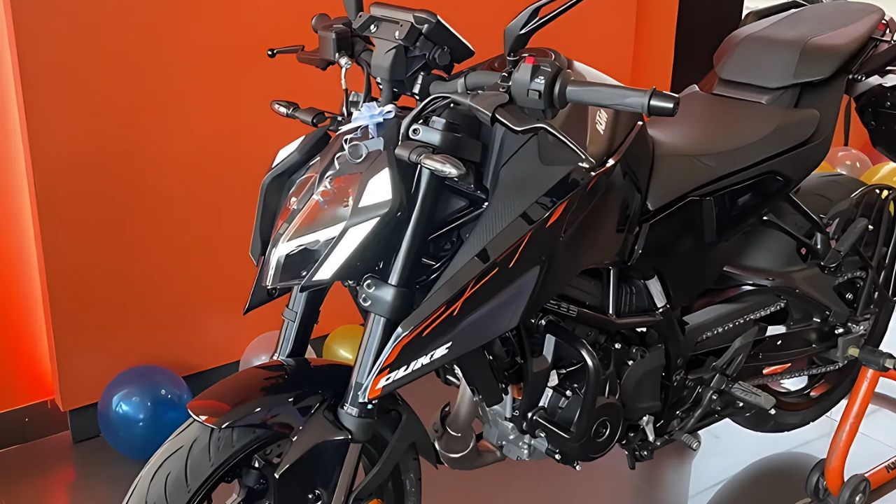 सिर्फ ₹30,000 में घर लाएं KTM Duke 250 Ebony Black – जानें EMI डाउनपेमेंट और सभी डिटेल्स!